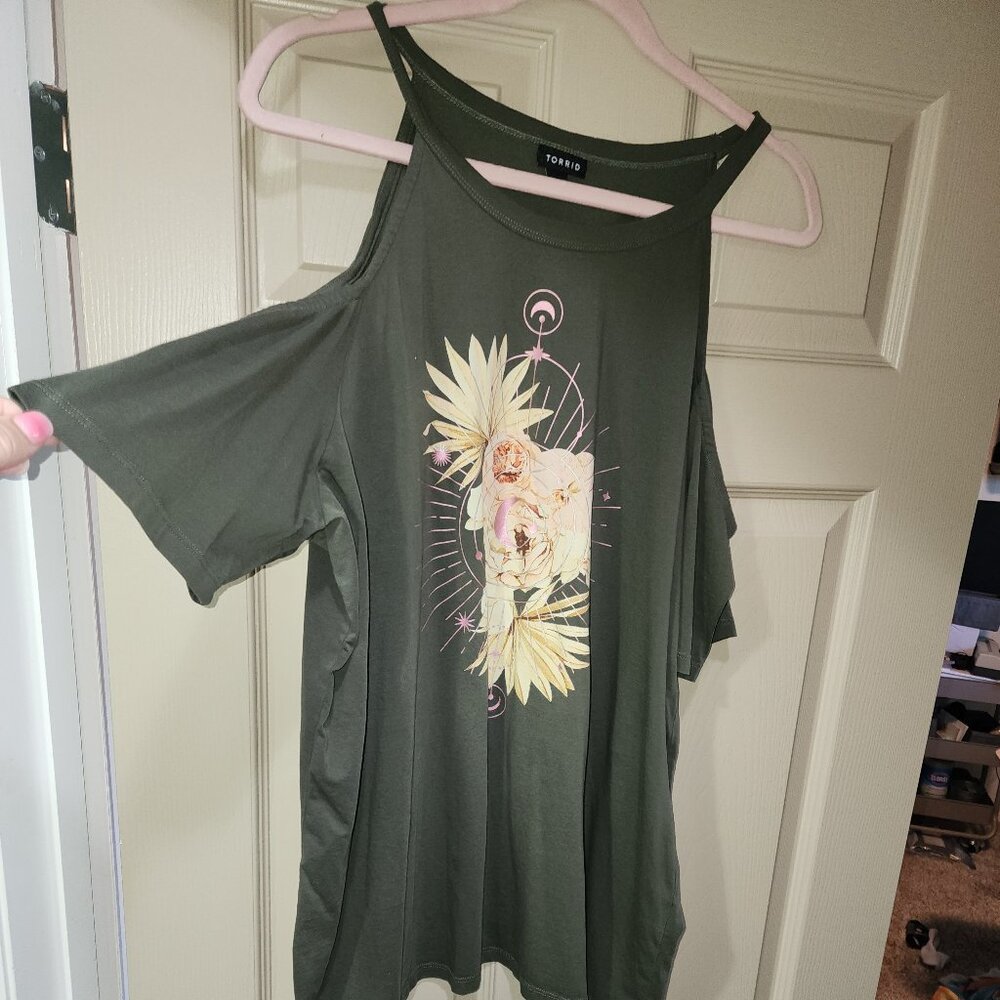 CUTE boho screen printed cold shoulder top by Torrid nwot